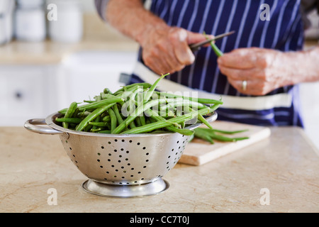 Mann, Kochen mit Gemüse in der Küche, Cape Town, Western Cape, Südafrika Stockfoto