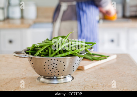 Mann, Kochen mit Gemüse in der Küche, Cape Town, Western Cape, Südafrika Stockfoto