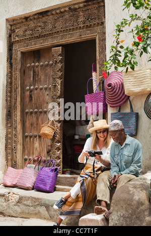 Korb-Verkäufer mit touristischen, Stone Town, Unguja, Sansibar, Tansania Stockfoto