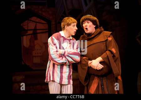 Simple Simon und Bruder Tuck in einer Amateur-Theater-Pantomime-Version von die Legende von Robin Hood, Aberystwyth Arts Centre Wales Stockfoto