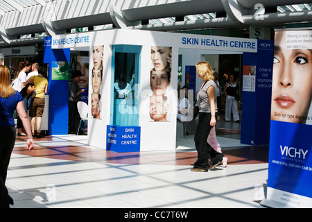 Haut Klinik für Frauen, die von La Roche Posay in einem Einkaufszentrum/Einkaufszentrum Stockfoto