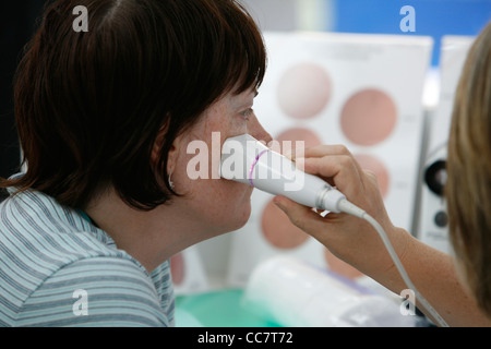 Hautklinik für Frauen, die in einem Einkaufszentrum/Zentrum von La Roche Posay geführt Stockfoto