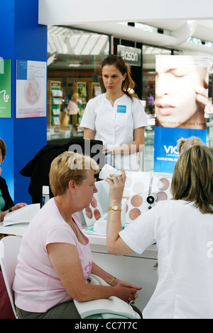 Hautklinik für Frauen, die in einem Einkaufszentrum/Zentrum von La Roche Posay geführt Stockfoto