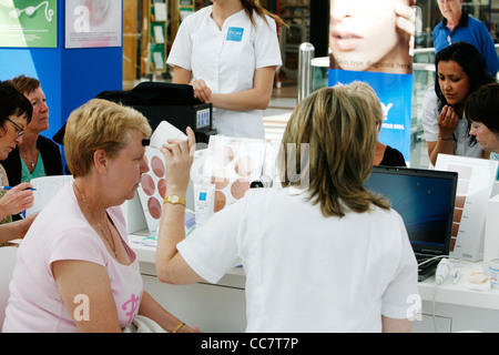 Hautklinik für Frauen, die in einem Einkaufszentrum/Zentrum von La Roche Posay geführt Stockfoto