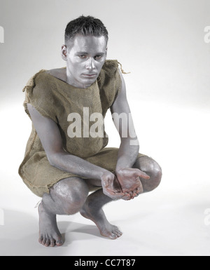 bettelnder armer Mann gekleidet in einen roten. Studio-Fotografie in Licht zurück Stockfoto