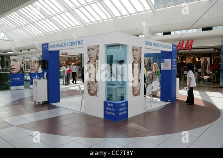 Haut Klinik für Frauen, die von La Roche Posay in einem Einkaufszentrum/Einkaufszentrum Stockfoto