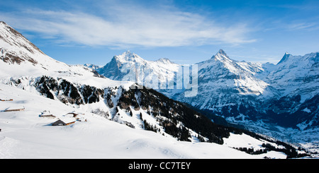 Panorama über Grindelwald im Winter mit Wetterhorn und Schreck-Berggipfel Stockfoto