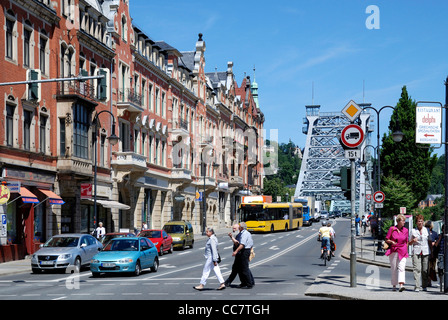 Straßenszene mit Wohngebäude auf dem Schiller-Platz in Dresden. Stockfoto