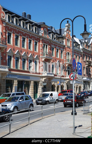 Straßenszene mit Wohngebäude auf dem Schiller-Platz in Dresden. Stockfoto