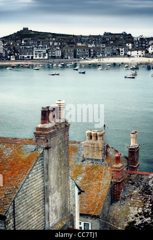 Mit Blick auf Dächer durch den Hafen von St. Ives, Cornwall, England, uk Stockfoto