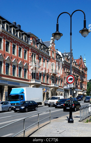 Straßenszene mit Wohngebäude auf dem Schiller-Platz in Dresden. Stockfoto