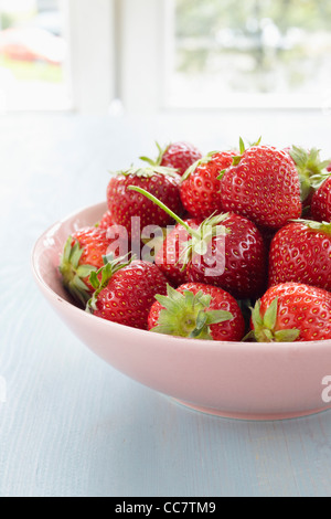 Schale mit Erdbeeren auf Zähler Stockfoto