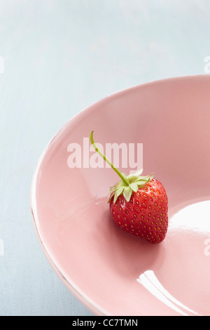 Erdbeere in Schüssel Stockfoto