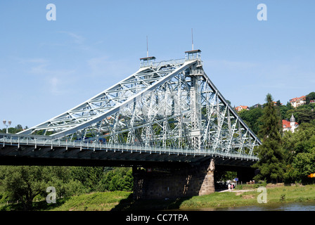 Brücke Loschwitzer Bruecke an der Elbe in Dresden Stockfoto