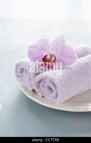 Orchidee und Handtücher Stockfoto