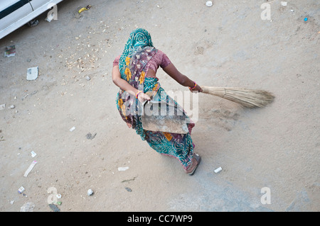 Frau fegen der Straße, Pushkar, Rajasthan, Indien Stockfoto