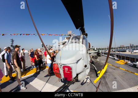 Besucher bewundern einen Marinekorps AH-1W Super Cobra-Hubschrauber auf dem Flugdeck der Iwo Jima während der Fleet Week 2011 in New York City Stockfoto