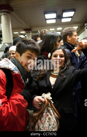 Paar der New Years Eve Feiernden verlassen Embankment Tube Stockfoto