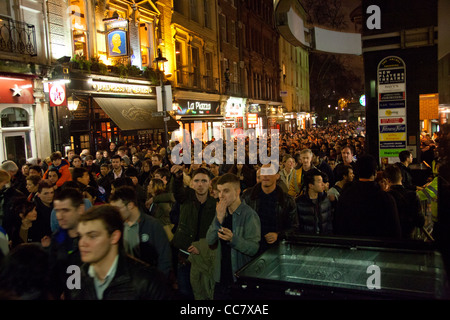 Massen verlassen Embankment Tube Station an Silvester Stockfoto