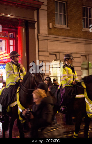 Zwei Polizisten auf dem Pferderücken an Silvester Stockfoto