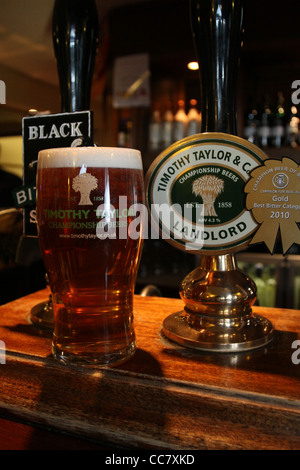 Ein Pint Real Ale und Hand-Pumpen in einem traditionellen Yorkshire Dales Land pub Stockfoto