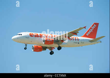 Zürich, Schweiz - MAI 24: EasyJet (G-EZDY) Flugzeug landet am Flughafen Zürich (Schweiz) 24. Mai 2010 in Zürich. Stockfoto