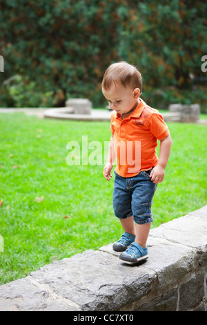 Junge zu Fuß auf der Steinmauer, Washington Park, Portland, Oregon, USA Stockfoto
