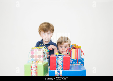 Zwei jungen mit Geburtstagsgeschenke Stockfoto