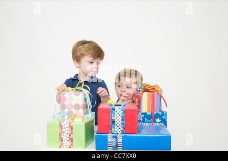 Zwei jungen mit Geburtstagsgeschenke Stockfoto