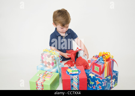 Young Boy Eröffnung Geburtstagsgeschenke Stockfoto