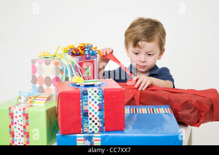 Young Boy Eröffnung Geburtstagsgeschenke Stockfoto