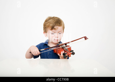 Kleiner Junge spielt Geige Stockfoto