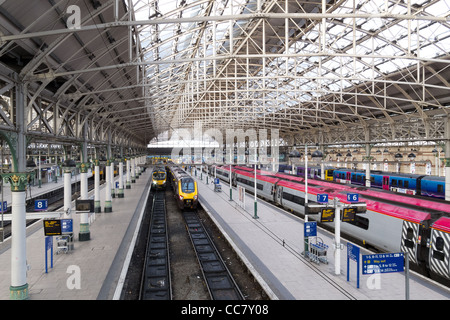 Das Innere des Manchester Piccadilly Railway Station, UK, mit Plattformen und Züge Stockfoto