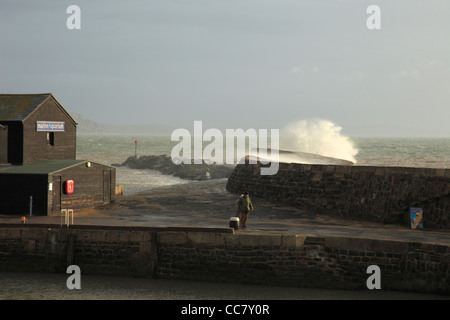 Wellen brechen über The Cobb in Lyme Regis auf einen Winter Morgen, Dorset, England, UK Stockfoto