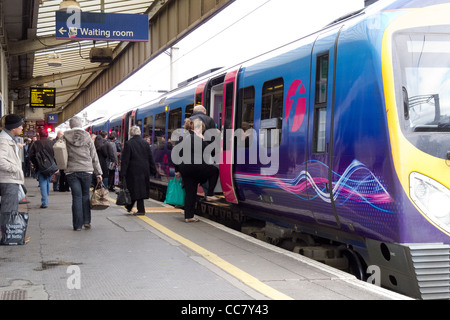 14-Plattform und Fahrgäste im Zug an der Manchester Piccadilly Station Stockfoto