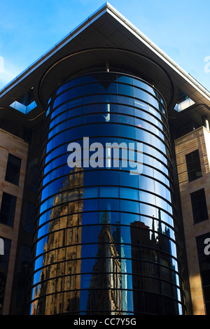 Neues Bürogebäude mit den alten Gebäuden in den abgerundeten Fenstern, Glasgow, UK, Großbritannien wider Stockfoto