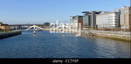 Eine Reihe von Gebäuden auf beiden Seiten des Tradeston-Fußgängerbrücke am Atlantik Quay auf dem Fluss Clyde in Glasgow Stockfoto