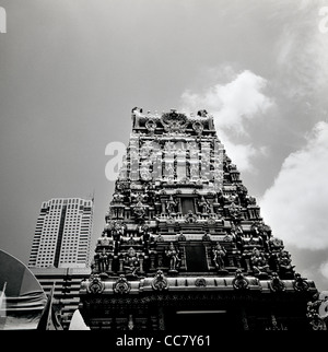 Eingang Turm Gopuram, der hinduistischen Sri Maha Mariamman Tempel in Silom in Bangkok, Thailand, im Fernen Osten Südostasien. Religion religiöse Reisen b&w Stockfoto