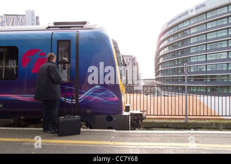 14-Plattform und ein Lokführer bei Manchester Piccadilly Station Stockfoto