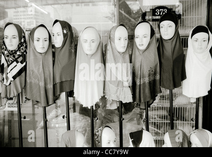 Mannequins Anzeige der Islamischen Hijab in Kuala Lumpur in Malaysia in Fernost Südostasien. Mode Kleidung muslimischen Moslemischen Reise Reportagen Stockfoto
