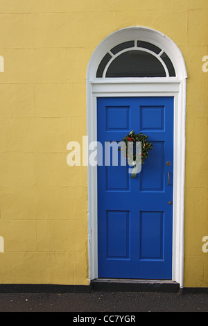 Eine bunte Stadthaus-Haustür in Lyme Regis, Dorset, England, UK Stockfoto