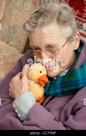 Ältere Frau trägt eine Fleece-Jacke & einen warmen Schal im winter Stockfoto