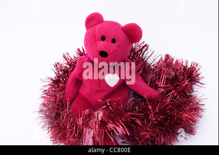 Teddybär mit Lametta Weihnachtsdekoration auf weißem Hintergrund Stockfoto
