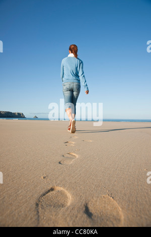 Frau am Strand, Camaret-Sur-Mer, Finistere, Bretagne, Frankreich Stockfoto