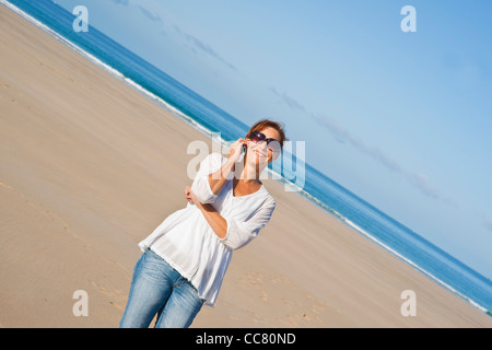 Frau am Strand, Camaret-Sur-Mer, Finistere, Bretagne, Frankreich Stockfoto