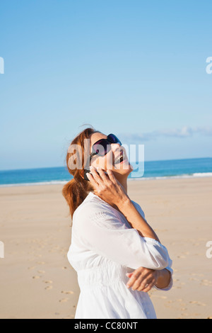 Frau am Strand, Camaret-Sur-Mer, Finistere, Bretagne, Frankreich Stockfoto