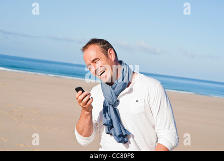 Mann am Strand, Camaret-Sur-Mer, Finistere, Bretagne, Frankreich Stockfoto