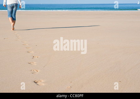 Frau am Strand, Camaret-Sur-Mer, Finistere, Bretagne, Frankreich Stockfoto