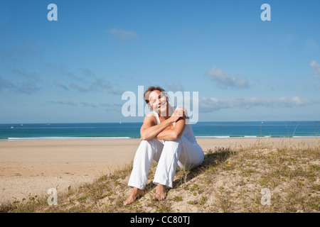 Frau am Strand, Camaret-Sur-Mer, Finistere, Bretagne, Frankreich Stockfoto