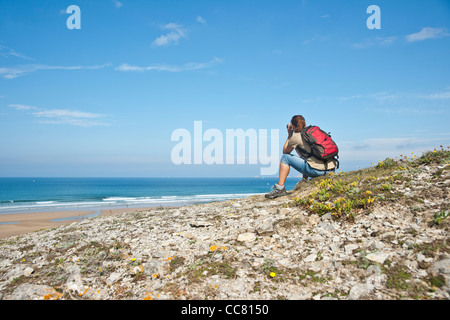 Frau am Strand, Camaret-Sur-Mer, Finistere, Bretagne, Frankreich Stockfoto